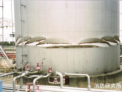 1995年兵庫県南部地震の際に発生した石油タンクの側板座屈のイメージ図