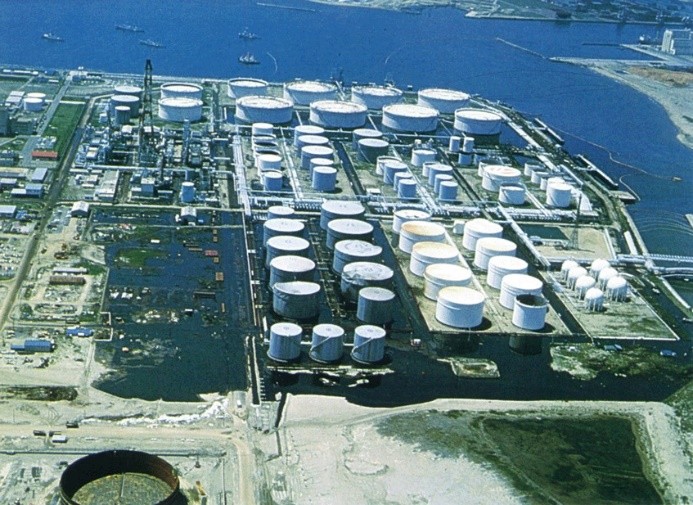 1978年宮城県沖地震の際の仙台市内の製油所における重油の大量流出（河北新報社撮影）のイメージ図