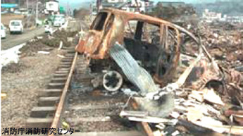 線路上の車両と枕木の焼損