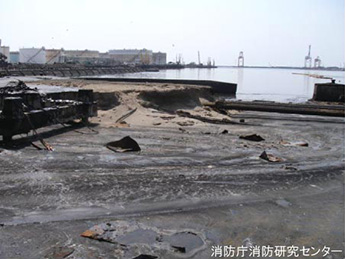 消失した護岸と近傍の地盤の流出